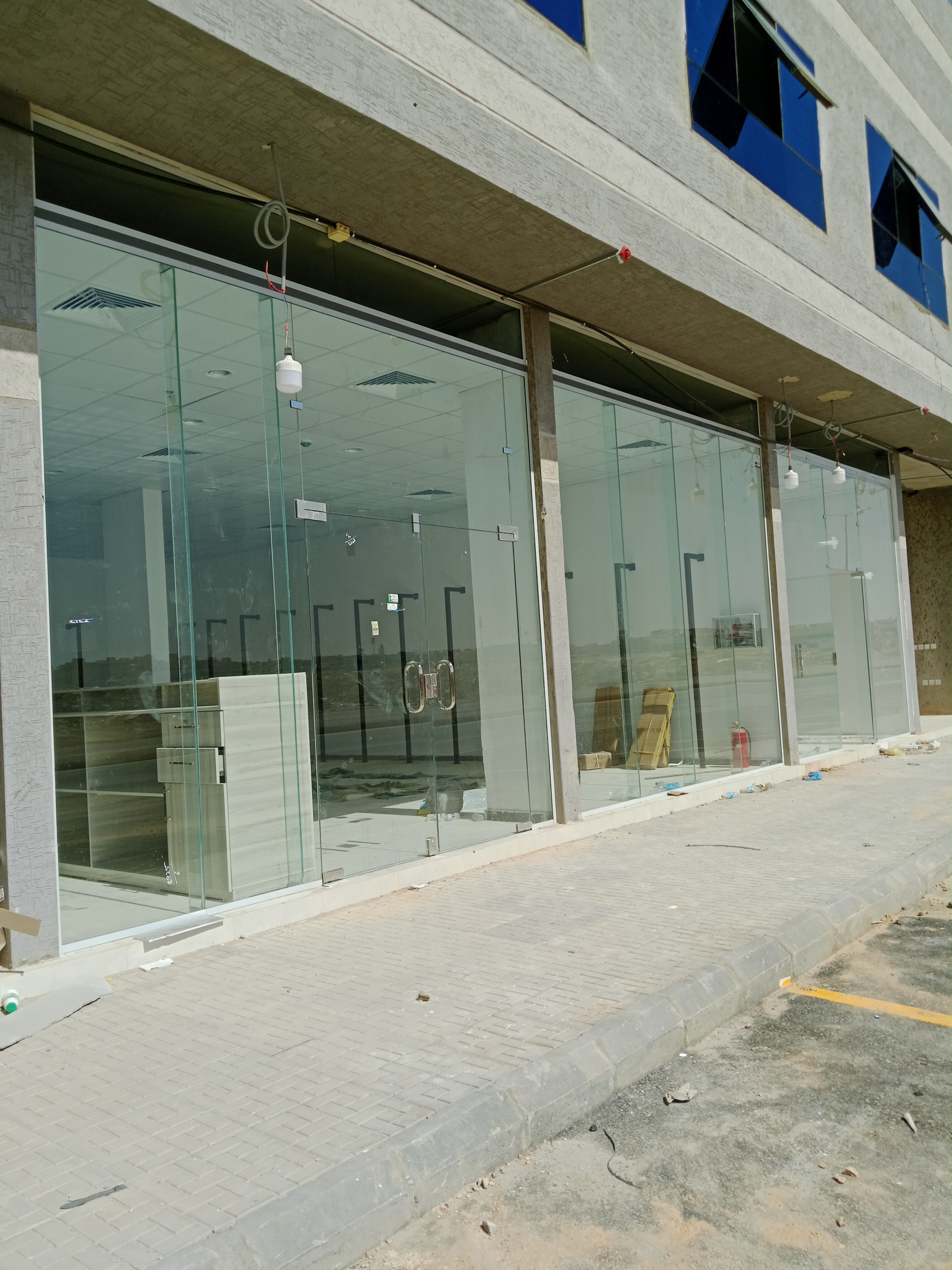 واجهات زجاجية (سكريت)