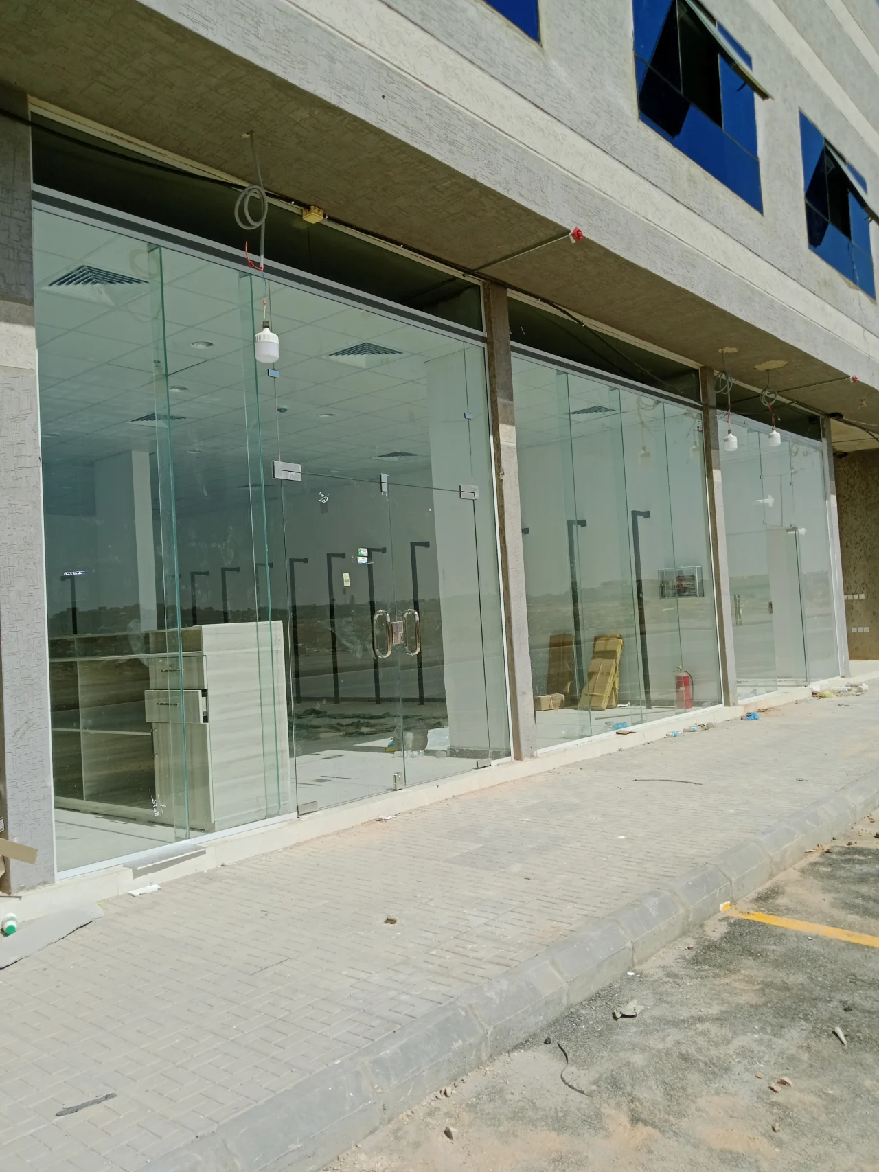 واجهات زجاجية (سكريت)